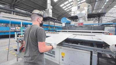 Operario durante una jornada de trabajo en una empresa de fabricación de recubrimientos cerámicos.