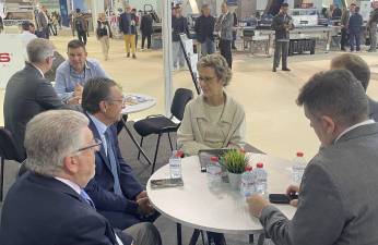 Juan José Martínez, José Miquel y Rubén Gómez, durante su encuentro en Cevisama con Martina Claus, delegada de Ceramitec en España.