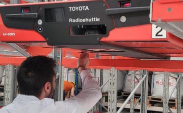 Imagen del Radioshuttle (RS) de Toyota en las instalaciones logísticas de la esmaltera Vidres.