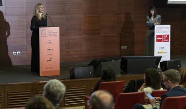 Lutzía Ortiz y Ana Benavente, del Observatorio de Tendencias del ITC, durante su intervención en la rueda de prensa internacional de Cevisama.