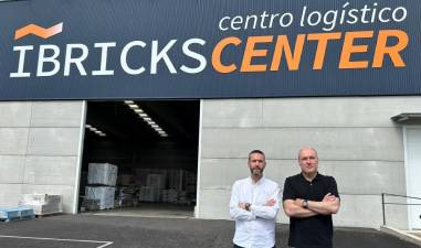 Alejandro Rodríguez y Manuel Antón, en las instalaciones del centro logístico, Ibricks Center en la provincia de Castellon.