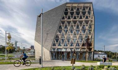 Primer Premio en Edificio de Uso Público: Impulso Verde, en Lugo. El edificio ha sido diseñado por Antonio José Lara Bocanegra.