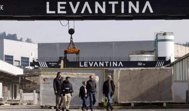 Trabajadores de LevGranite, filial de Levantina, hoy antes de la asamblea en sus instalaciones en O Porriño.