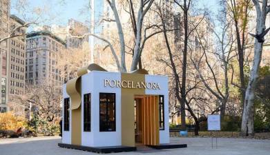 $!El regalo gigante instalado frente a la tienda Porcelanosa de Manhattan.