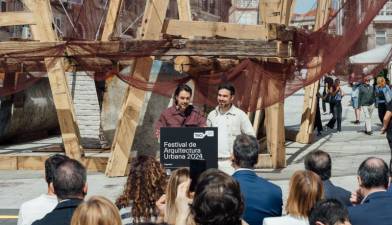 $!Los arquitectos Óscar Cruz García y Pablo Paradinas Sastre han presentado hoy en la Porta do Sol de Vigo el pabellón temporal ¡Qué faena(r)!.