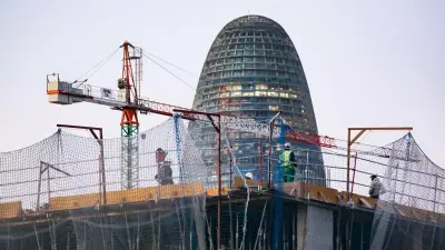 Obra de una promoción de viviendas en Barcelona, con la Torre Agbar al fondo.