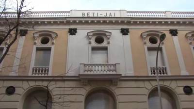 $!Fachada del frontón Beti-Jai desde la calle de Marqués del Riscal.