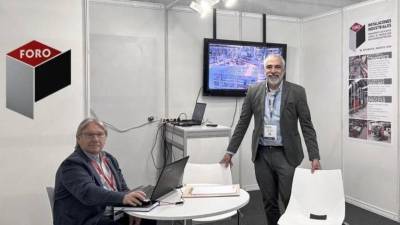 Francesc Ortells (gerente) y Ricardo Pallarés (director comercial), en el espacio de Talleres Foro en la última edición de Hispack. (EL PERIÓDICO DEL AZULEJO)