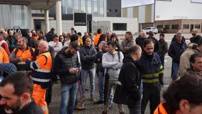 Concentración de los trabajadores de Levgranite ante su fábrica la pasada semana.