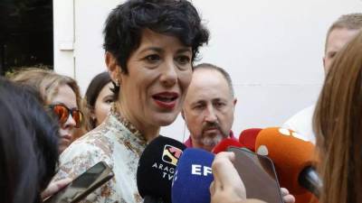 La ministra de Inclusión, Seguridad Social y Migraciones, Elma Saiz, atiende a la prensa, en una imagen de archivo.