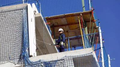 Un trabajador, en una obra de construcción de viviendas en Zaragoza.