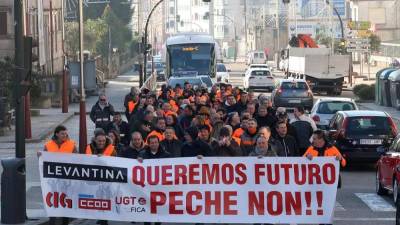 Trabajadores de Levantina durante la manifestación llevada a cabo ayer en O Porriño.