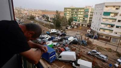 Un vecino l’Horta Sud observa desde su casa el rastro de destrucción de la DANA.