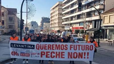 Trabajadores de Levantina han salido durante las últimas semanas a la calle para reclamar «un futuro para la compañía» en Porriño tras el anuncio del ERE