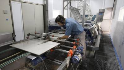 Imagen de archivo de un operario trabajando en la producción de azulejos en la provincia de Castellón.