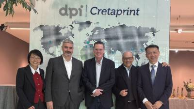 $!De izquierda a derecha, Moli Li, directora general de Dpi Spain; José Luis Ramón, vicepresidente de Caesarstone; Scott Schinlever, Global Inkjet Business de EFI; Victor Blasco, fundador de Cretaprint; y Eddie Cheng, CEO de Dpi.