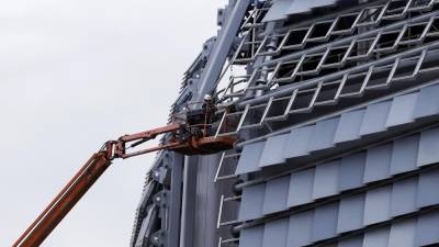 Imagen de los trabajos del Roig Arena, futuro recinto multiusos de Valencia que estará recubierto por una piel de 8.600 lamas cerámicas que evoca la textura de un balón de baloncesto.