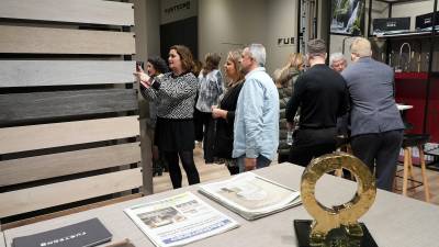 $!El estand de la compañía castellonense con el premio Alfa de Oro obtenido en la pasada edición de Cevisama.