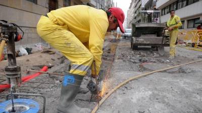 Imagen de archivo de un trabajador de la construcción en una obra pública en Pontevedra.