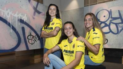 $!Las capitanas del conjunto amarillo, Lucía Gómez, Nerea Pérez e Irene Miguélez, en la sede de Smalticeram España en la localidad castellonense de Onda.