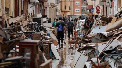 Vista de los muebles estropeados y sacados a la calle en Paiporta, Valencia.