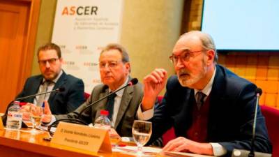 Miguel Nicolás, Ismael García y Vicente Nomdedeu, en las instalaciones de la patronal cerámica Ascer en Castelló.