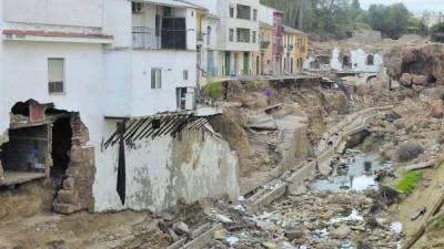 Destrozos en viviendas de Chiva, al paso del barranco.