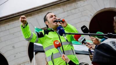 El presidente de la Plataforma para la Defensa del Sector del Transporte de mercancías por Carretera, Manuel Hernández, ofrece declaraciones a los medios.