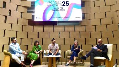 La charla sobre cerámica en el mundo del interiorismo que ha contado con la participación de Inma Traver, de Vives Cerámica, Sergio Navarro, de Casas InHaus, Isabel Castillo, de Gayaforés, y Juan José Castaño, de Keraben. La jornada ha estado moderada por Rubén Pons, de Cima Consulting.