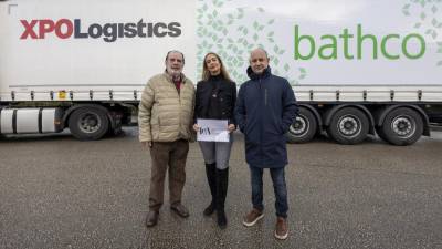 $!Mar Vidal, interiorista representante de Interioristas en Acción; Eduardo López, director adjunto de Bathco; y Antonio Gómez, representante del equipo de balonmano patrocinado por Bathco.