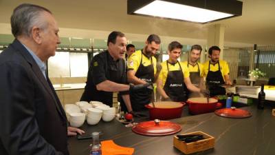 $!Fernando Roig, durante el ‘showcooking’ llevado a cabo en Ascale por los jugadores del Villarreal. GABRIEL UTIEL