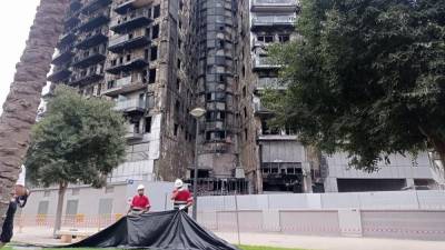 Empieza el desescombro del edificio incendiado en el barrio de Campanar de València.