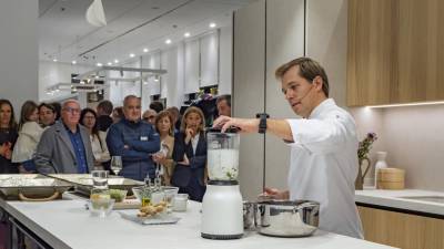 $!El showcooking del chef Nacho Barcos, en la Smart Kitchen de Porcelanosa (Gamadecor).