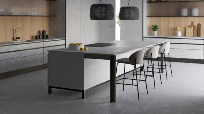 Suelo, revestimiento, encimera e isla de cocina con Neolith Whitesands.