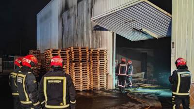 Un momento de la actuación de los bomberos.