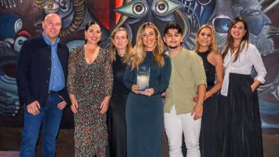 La diseñadora Cristina Puerta recoge los premios junto a los equipos de Neolith y La Ebanisteria.