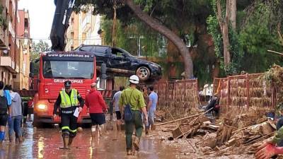 Uno de los equipos de Grúas Tomás en plena actuación en la provincia de Valencia tras la DANA.