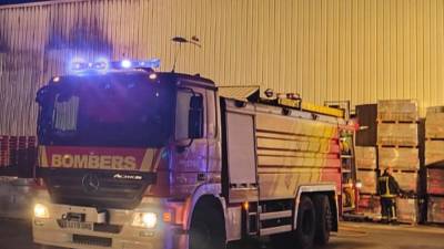 $!Vehículo de los bomberos desplazados hasta las instalaciones de Gres Aragón en Onda.