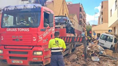 $!Uno de los equipos de Grúas Tomás en plena actuación en la provincia de Valencia tras la DANA.