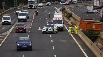 Operarios trabajan en la autovía A-3 tras el paso de la DANA.