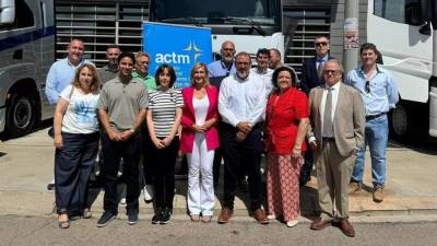 La consellera Salomé Pradas y el presidente de la ACTM, Carmelo Martínez, con otros miembros de la entidad.