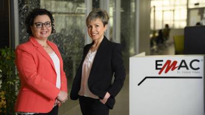 Emi y Nuria Boix, las dos CEO de Emac Grupo, en la sede de la firma en Quart de Poblet (Valencia).