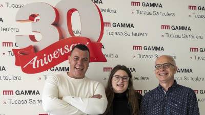 Ramon Gari, gerente de Gamma Tu Casa Sa Teulera, junto con Laia Albisua, interiorista del equipo de retail de Gamma; y Esteve Vilardell, director comercial de Gamma.