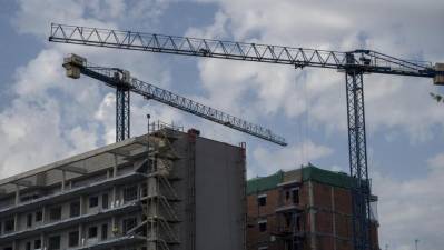 Construcción de pisos junto a la estación de La Sagrera, en Barcelona