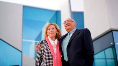 Pepe Pellicer, junto a su esposa Luisa Chenoll, en la sede de APE Grupo en Castelló.