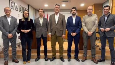 El conseller Martínez Mus, junto a representantes de Arada Solar, STN y los alcaldes de Xilxes, Moncofa y la Vall d’Uixó.