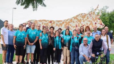 La alcaldesa de Onda, junto con los artífices de la escultura del centro ocupacional El Molí.