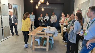 $!Los participantes en Cerámica en Vivo acudieron a la sede de Fustecma, especialista en showrooms.