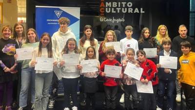 Los vencedores del Concurso de Microrrelatos La Química de las Palabras, en las instalaciones de El Corte Inglés de Castelló.