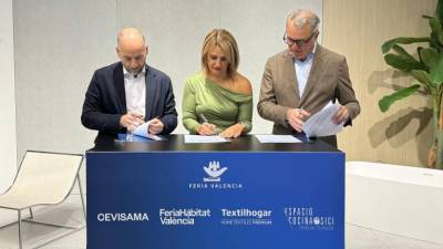 Alberto Echavarría, Nuria Montes y Jorge Fombellida, durante la rúbrica del convenio.